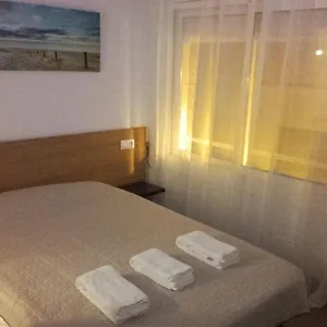 Economica Con Bano Privado En Pleno Centro De Figueres Pensión